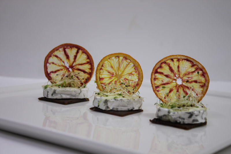 Сыр Шевр с яблочным мармеладом и чипсами из апельсина 3 шт